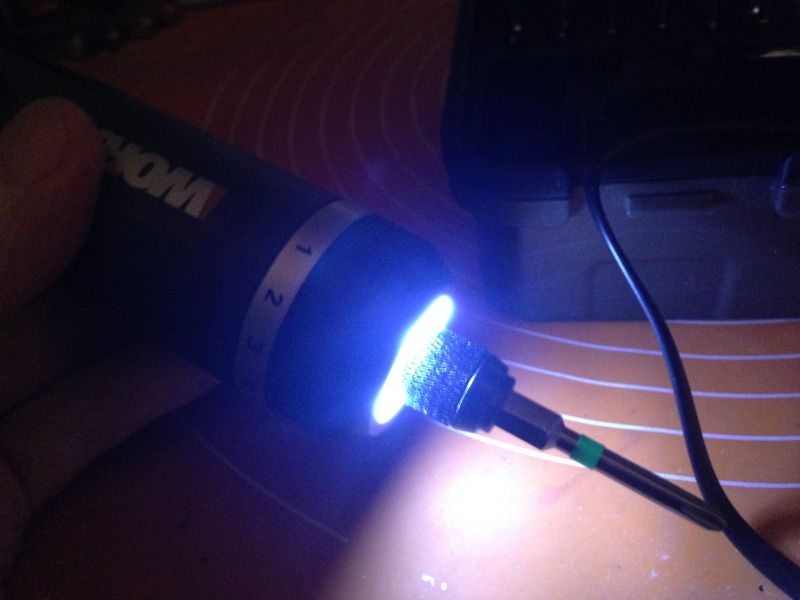 Elektryczny wkrętak WORX z podświetleniem podczas ładowania.