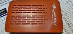 Pudełko dekodera GOLDENSAT RPN660 GHD na tle kalendarza.