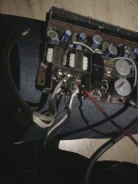 Clarion Stereo Power Amplifier 23W - Jak podłączyć 4-pinową kostkę?