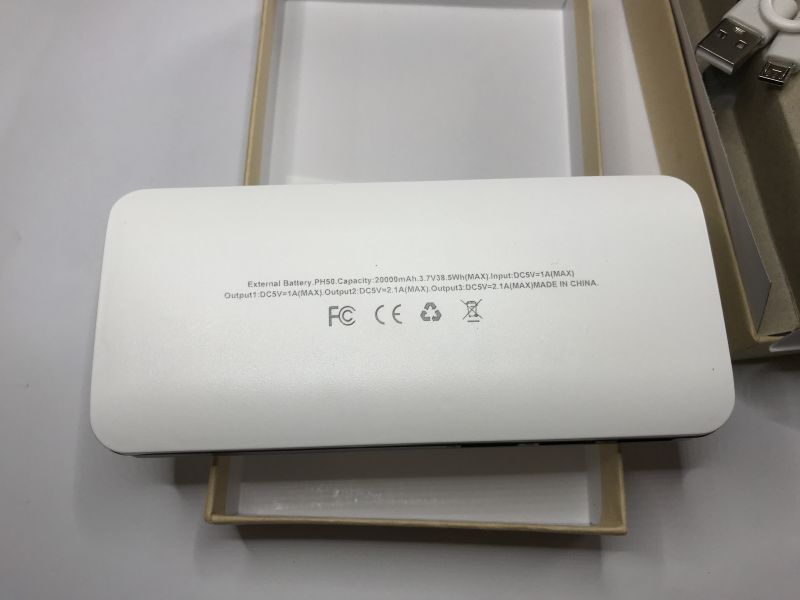 Biały powerbank PH50 z nadrukiem parametrów technicznych w otwartym pudełku