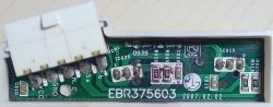 Zbliżenie płytki PCB z oznaczeniem EBR375603 i uszkodzonymi rezystorami