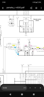 Fragment schematu elektronicznego wzmacniacza Yamaha R-N500 wyświetlany na ekranie telefonu.