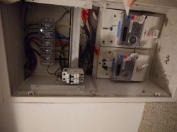 Zdjęcie wnętrza skrzynki elektrycznej z dwoma licznikami 1-fazowymi.