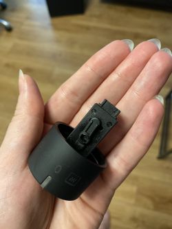 Amica ED37210B - wypadło pokrętło i nie chce się wcisnąć, nie jest urwane.
