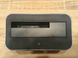 Widok z góry na stację dokującą Blueendless BS-HD01S z portem SATA/SAS i wskaźnikiem LED.