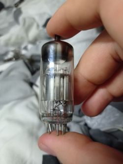 Lampa elektronowa trzymana w dłoni, widoczna struktura wewnętrzna i wyprowadzenia