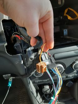 Saab 93 2008 r. - Wymiana fabrycznego radia w saabie 93