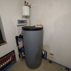 Zasobnik ciepłej wody użytkowej i instalacja hydrauliczna w kotłowni domowej