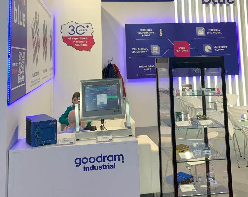 Stanowisko Goodram Industrial na targach z komputerem i eksponatami.