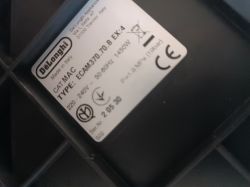 Tabliczka znamionowa ekspresu DeLonghi z modelem ECAM370.70.B EXT:4 i danymi technicznymi.