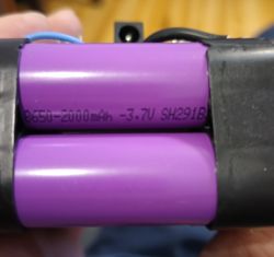 Dwa fioletowe ogniwa baterii litowej z oznaczeniem 8650-2000mAh -3.7V SH291B