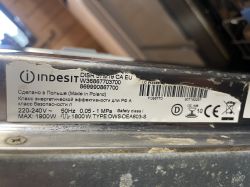 Tabliczka znamionowa zmywarki Indesit z informacjami technicznymi i numerami seryjnymi