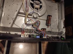 Wnętrze piekarnika Amika retro z widocznymi przewodami i elementami elektrycznymi.