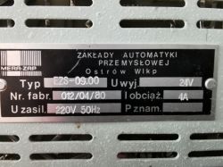 Metalowa tabliczka znamionowa urządzenia MERA-ZAP z danymi technicznymi oraz wentylowaną obudową.