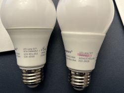 Dwie żarówki LED, jedna o oznaczeniu NON-DIMMABLE, druga DIMMABLE.