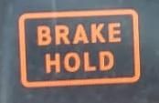 Kontrolka Brake Hold na desce rozdzielczej samochodu