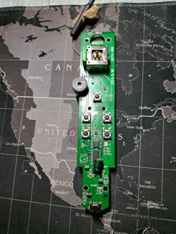 Zalany pilot łódki zanętowej z widoczną płytką PCB i joystickiem