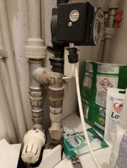 Pompa obiegowa LFP z termostatem i podłączonym zasilaniem przy instalacji CO