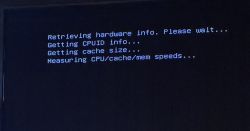 Ekran komputera z komunikatem postępu dotyczącym pobierania informacji o sprzęcie i testowania podzespołów.