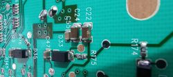 Zbliżenie na uszkodzony kondensator SMD C22 na płytce sterownika pralki Whirlpool