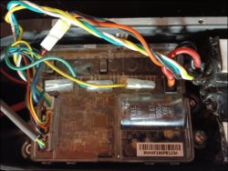Sterownik hulajnogi elektrycznej z widocznymi przewodami i kondensatorami