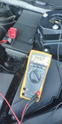 Volvo XC90 D5 2016R: Poszukiwanie przyczyny błędu ładowania baterii 12V