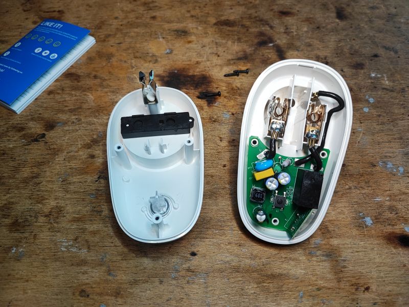 Rozebrana wtyczka Sonoff S26R2ZB Zigbee na stole warsztatowym.