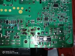 Spalona płytka PCB z uszkodzonym obszarem lutowania i śladami przypalenia