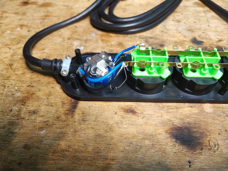 Przedłużacz/listwa 2m 4 gniazda i 3 USB za 35 zł o tajemniczej wydajności prądowej