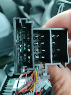 Zbliżenie na złącze elektryczne w samochodzie Citroen Jumper.