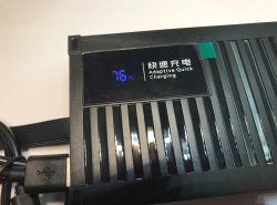Powerbank z wyświetlaczem LCD wskazującym 75% i napisem „Adaptive Quick Charging”