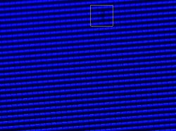 Zbliżenie ekranu LCD z zaznaczonym ciemniejszym obszarem między pikselami