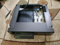 Otwarta obudowa retro wieży audio Schneider DCS8070 z widoczną płytą główną i przewodami.