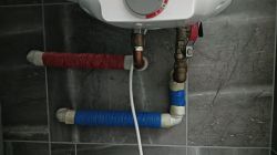 Rury miedziane i złącza przy kotle elektrycznym