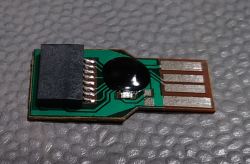 Czytnik kart pamięci USB 2.0 bez obudowy, widoczna płytka PCB z czarnym kleksem ukrywającym układ scalony.