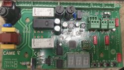 Płytka sterująca napędu bramy przesuwnej CAME z widocznymi przekaźnikami i elementami elektronicznymi.