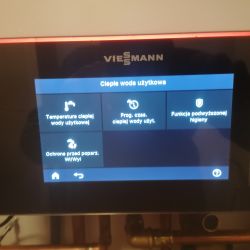 Wyświetlacz kotła Viessmann z menu ciepłej wody użytkowej.