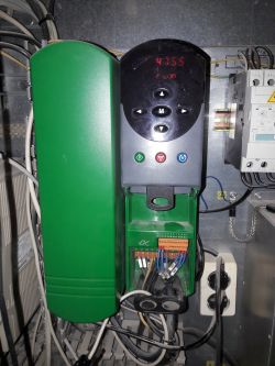 Jak podpiąć pod terminal falownika Unidrive2402 włącznik zewnętrzny