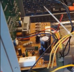 Zbliżenie na płytkę zasilania DAZHENG PS-1502DD z widocznymi elementami elektronicznymi i okablowaniem.