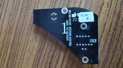 Czarna płytka PCB z białymi znakami, w tym datami i numerami modeli. Widoczne są dwa otwory montażowe.