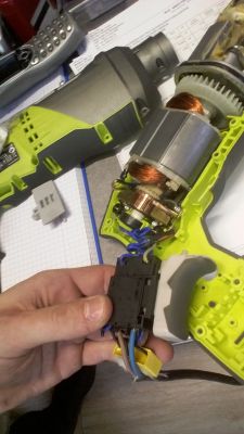 SDS RYOBI RSDS 680K po wcisnięciu przycisku nie rusza