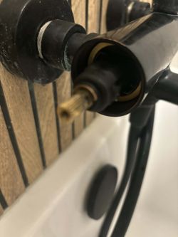 Zdemontowana obudowa kolumny prysznicowej z widoczną głowicą termostatyczną Omnires