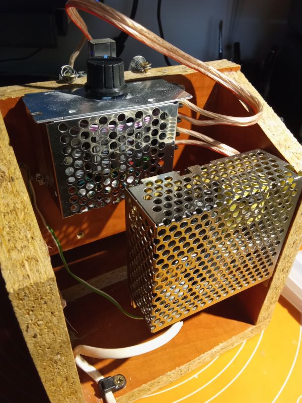Regulator PWM i zasilacz 12V w metalowych obudowach zainstalowane wewnątrz obudowy z płyty wiórowej.