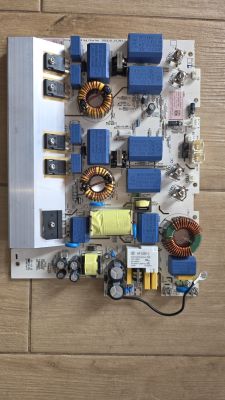 Płytka PCB z komponentami elektronicznymi, widok z góry na drewnianej powierzchni