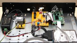 Widok wnętrza obudowy odtwarzacza audio z komponentami elektronicznymi