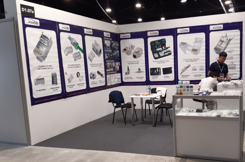 Stoisko z akcesoriami sieciowymi na targach elektroniki.