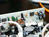 po połączeniu radia z wooferem wciąga głośnik, dlaczego?