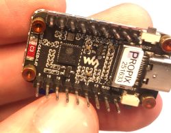 Zbliżenie na moduł ESP32-C6-LCD-1.47 z widocznym złączem USB-C i mikrokontrolerem.
