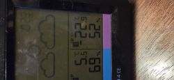 Wyświetlacz stacji pogodowej pokazuje -22,9°C i 5,5°C z wilgotnością 52% i 69%.