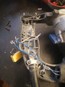 Jak podłączyć przewody i sprawdzić czy wiertarka działa?